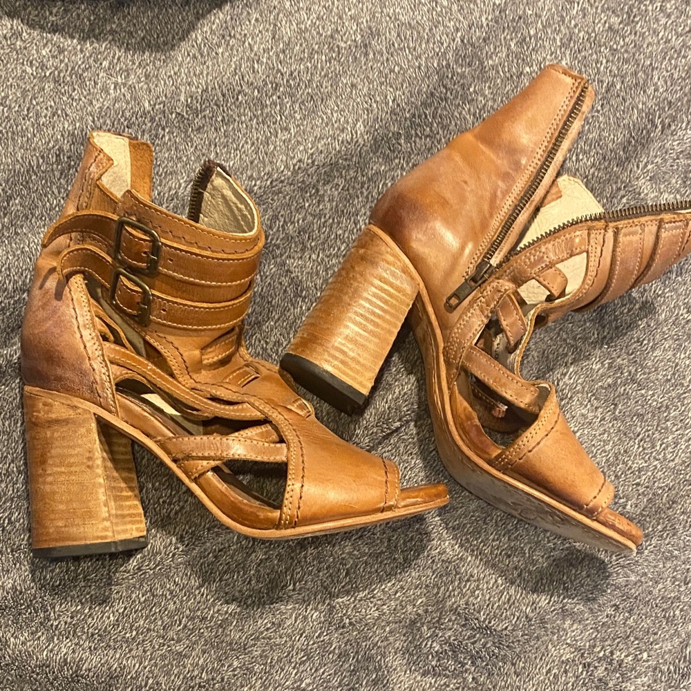 Free Bird by Steve Madden - Tiara (Brown) size 8